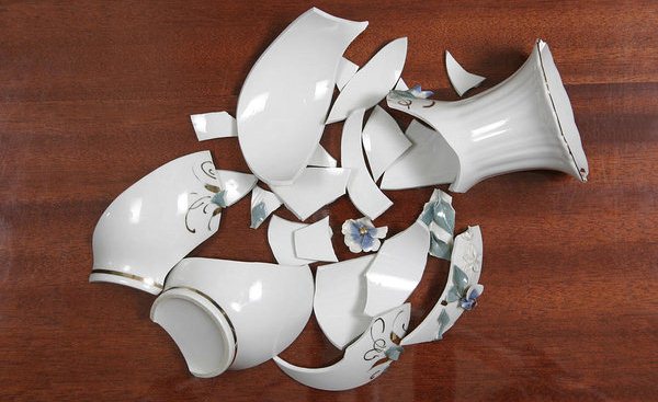Hình ảnh lọ hoa sứ bị vỡ