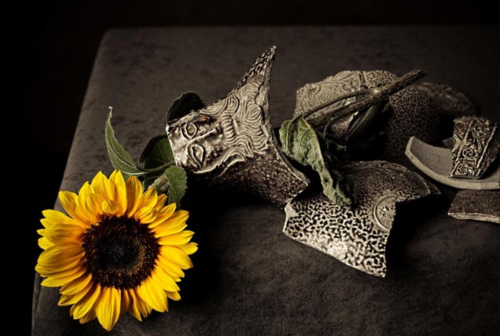 Thấy lọ hoa nứt