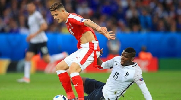Paul Pogba kéo áo